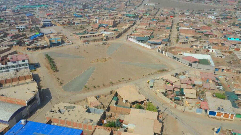 ANTES DE LA PLAZA CENTRAL LAS LOMAS EN ANCON