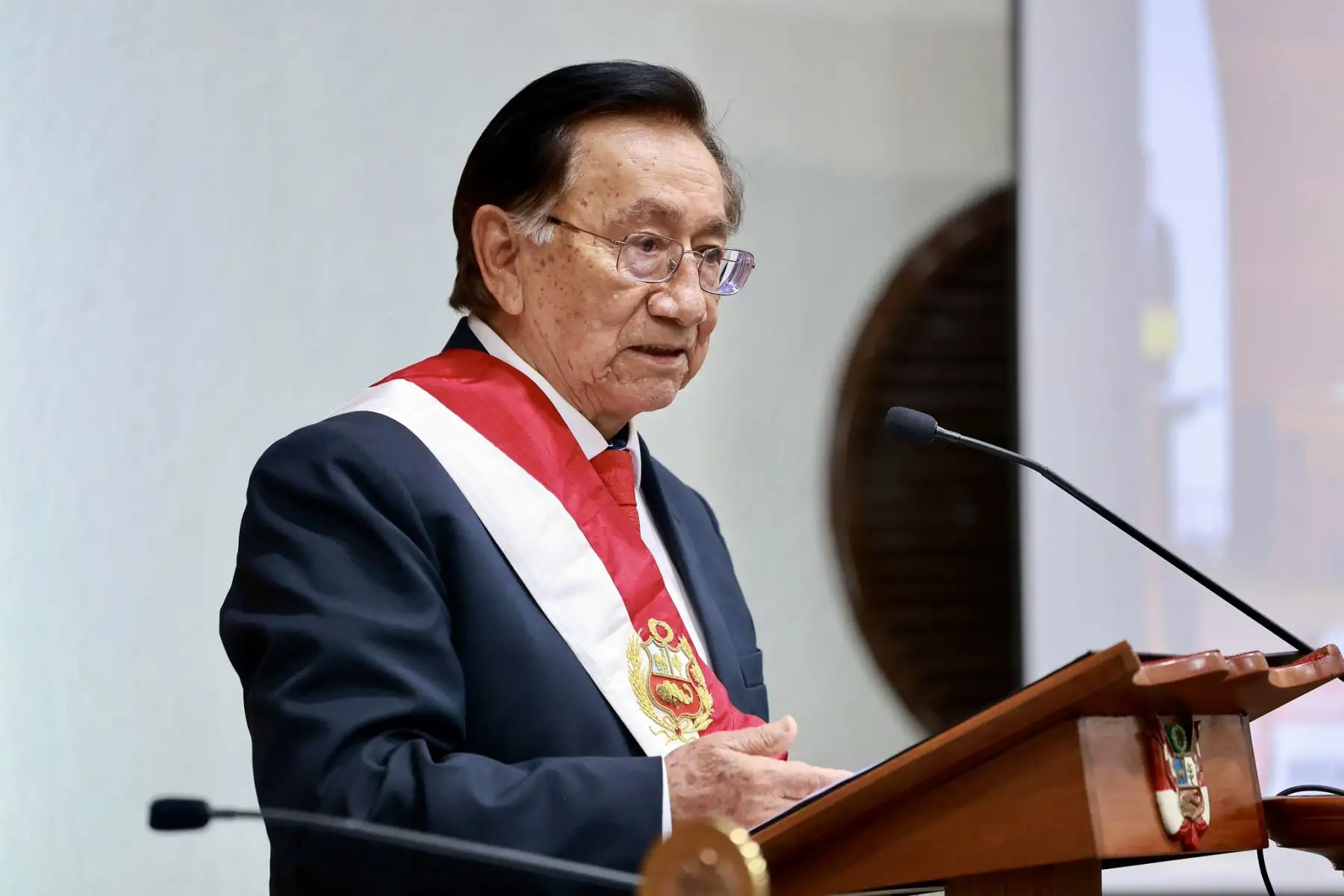 José María Balcázar asume la presidencia bajo el guion de una derecha que se lava las manos